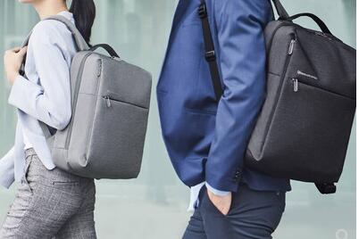 年會紀念品送什么好?定制背包讓您倍有面兒